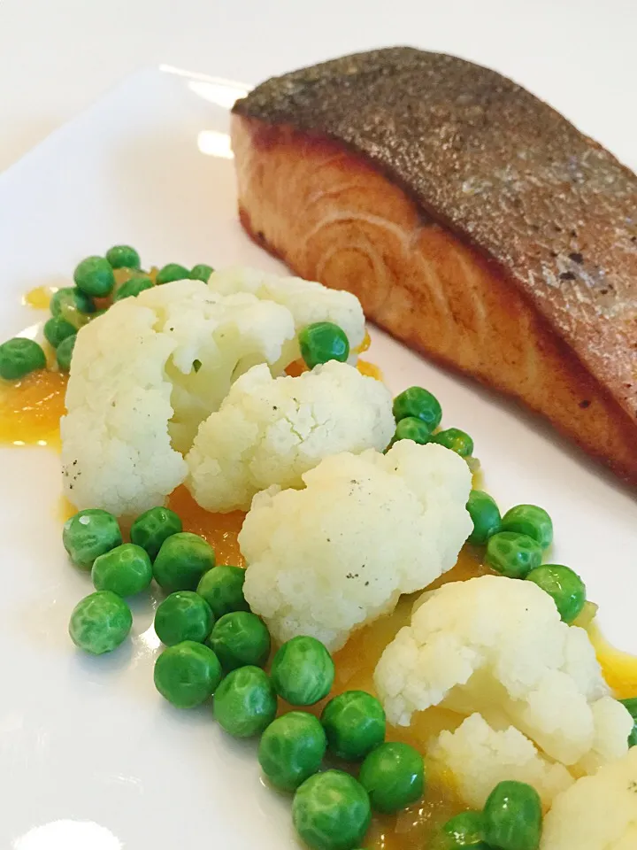 Pan fried salmon, cauliflower, green pea with s citrus sauce|12Dragonさん