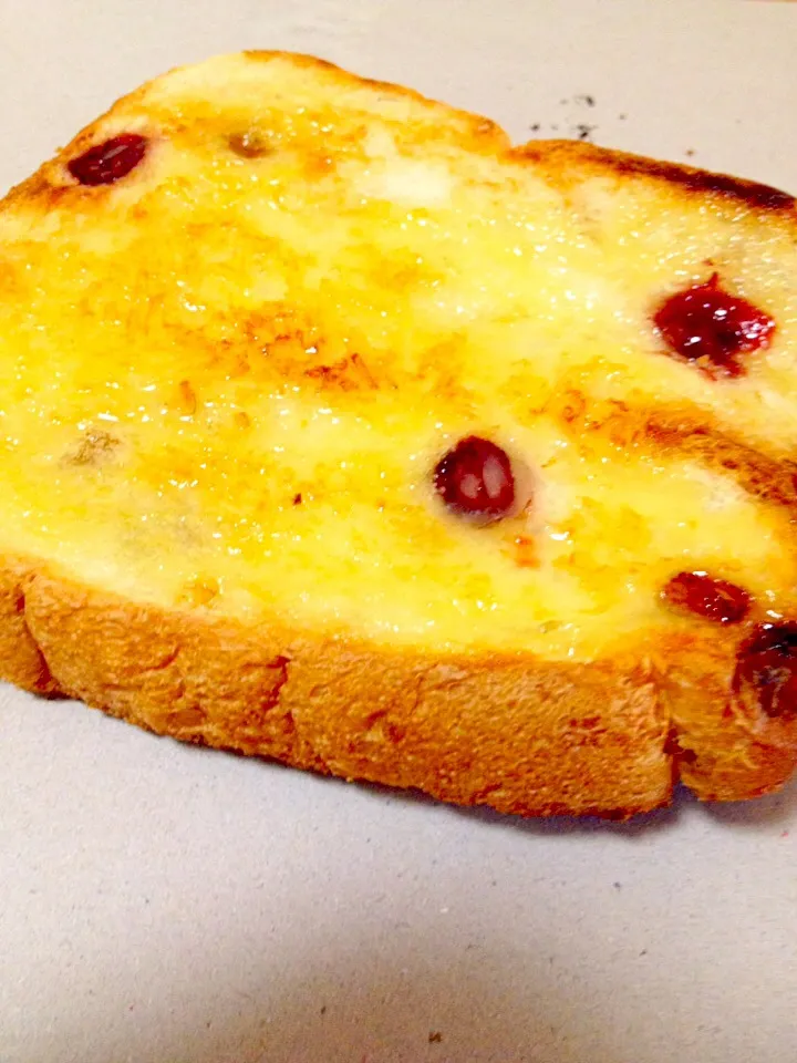 フルーツグラノーラ食パンのトースト🍞マーガリン塗り塗り|まいりさん