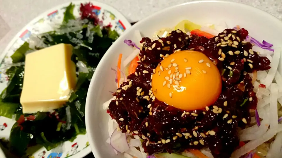 鯨ユッケ丼とたまご豆腐と海藻サラダ*\(*´ω｀*)/*|あまねさん