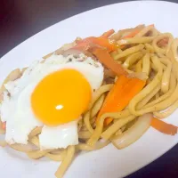 目玉焼きのせ焼うどん♬|びいさん