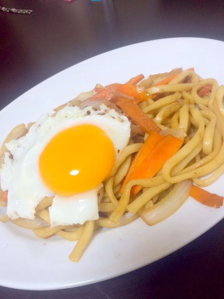 目玉焼きのせ焼うどん♬|びいさん