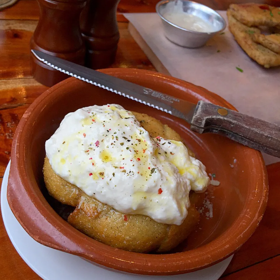 BBB - Burrata, Fried Bread and Roasted Garlic|Michelle Ann Yuさん