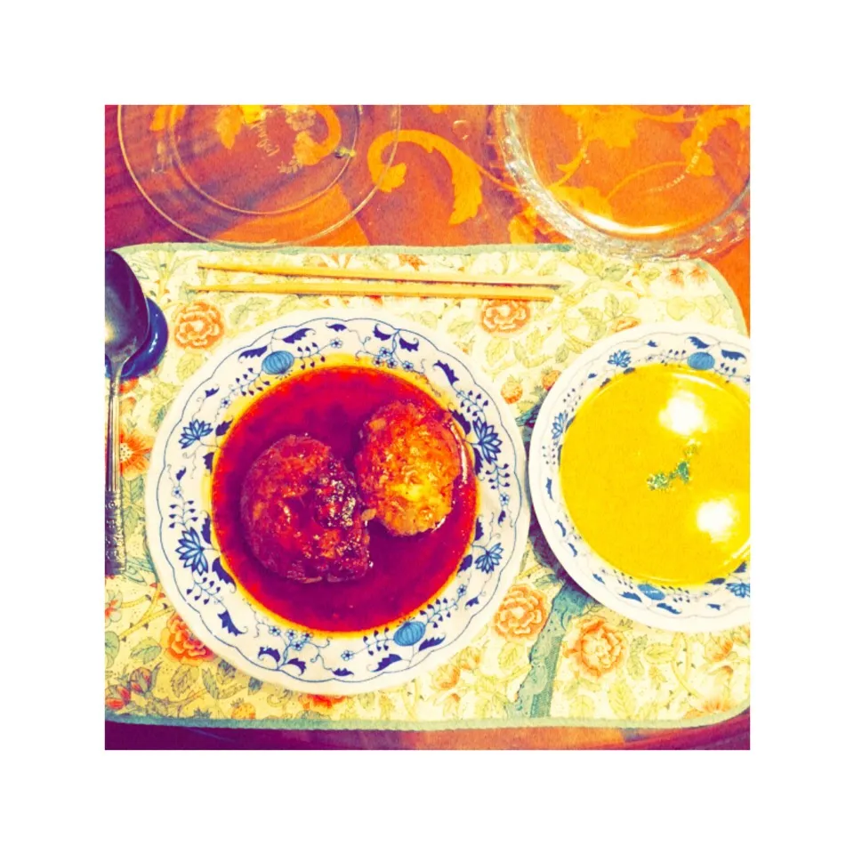 Snapdishの料理写真:煮込みハンバーグ🍖とかぼちゃスープ🎃|y-rolydragnさん