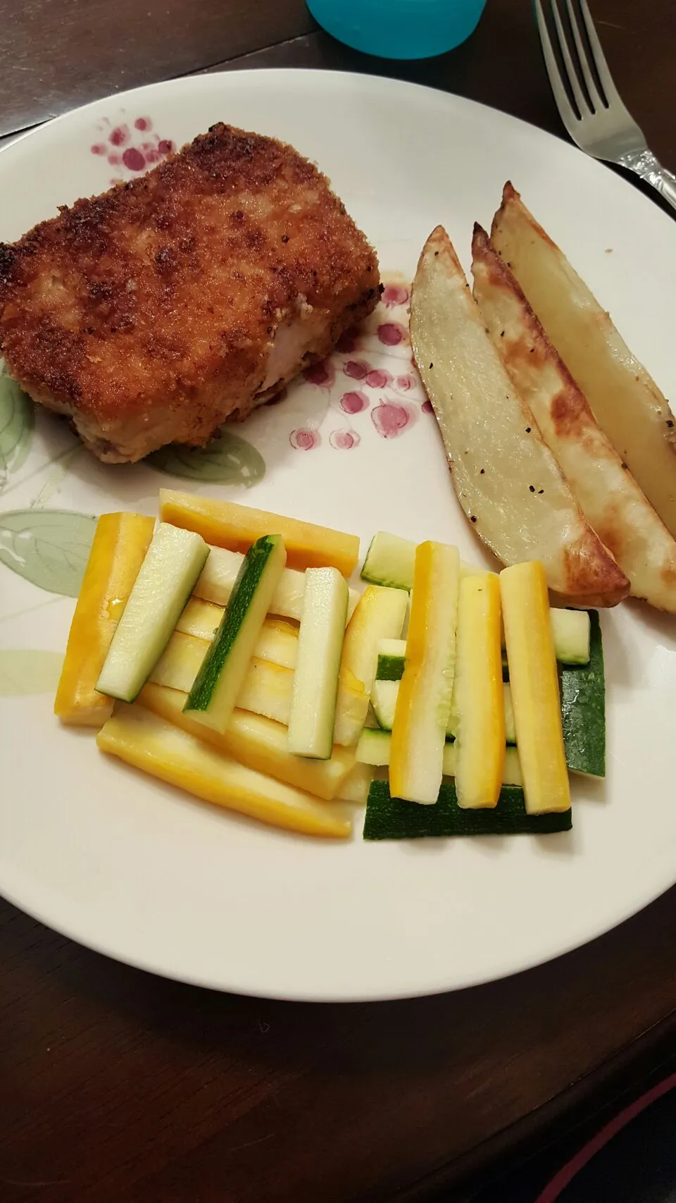 Crunchy Pork Chops With Summer Squash Slaw And Rosted Potato Wedges|PhantomThiefRecipesさん