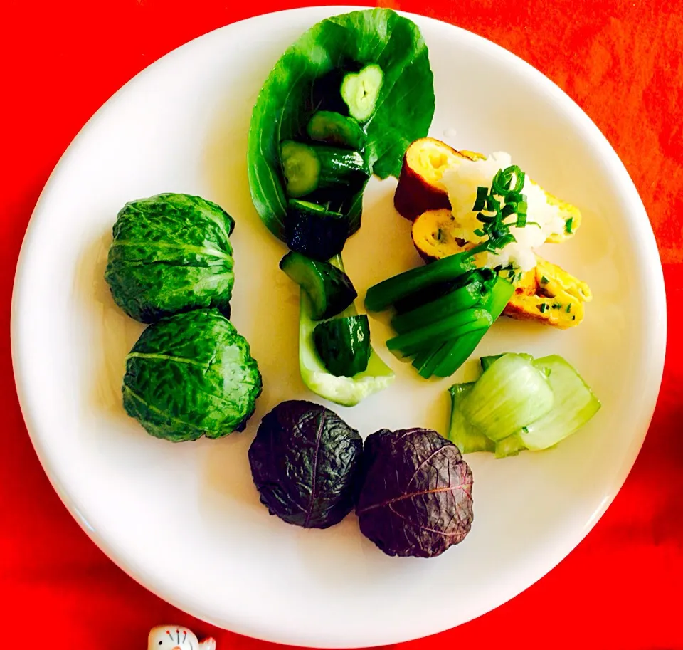 ワンプレートの朝ご飯^_^野畑の野菜達^_^💓一口おにぎり、青梗菜の葉と赤紫蘇の漬け物を包みました。塩分3%^_^💓✌️|はみちゃんさん