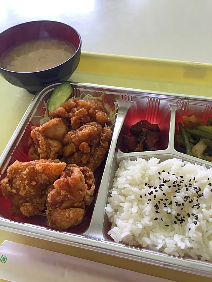 Snapdishの料理写真:社食の唐揚げ弁当|wildcat山猫さん