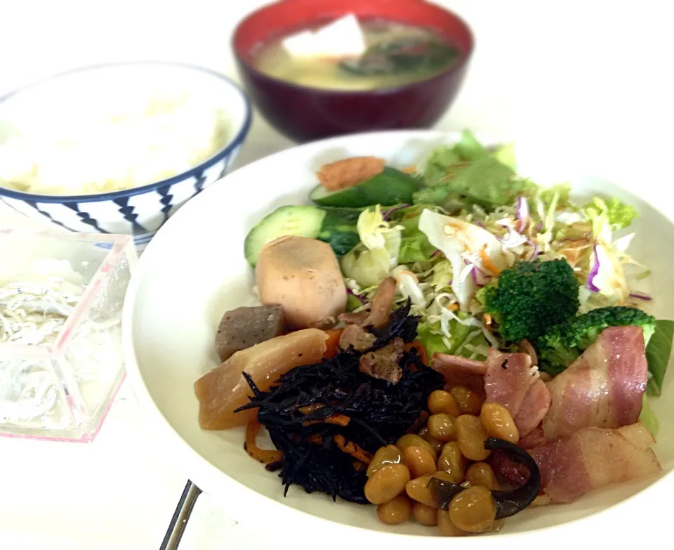 朝ごはん ベーコン 煮物 ひじき煮 煮豆 サラダ しらすおろし|ぽんたさん