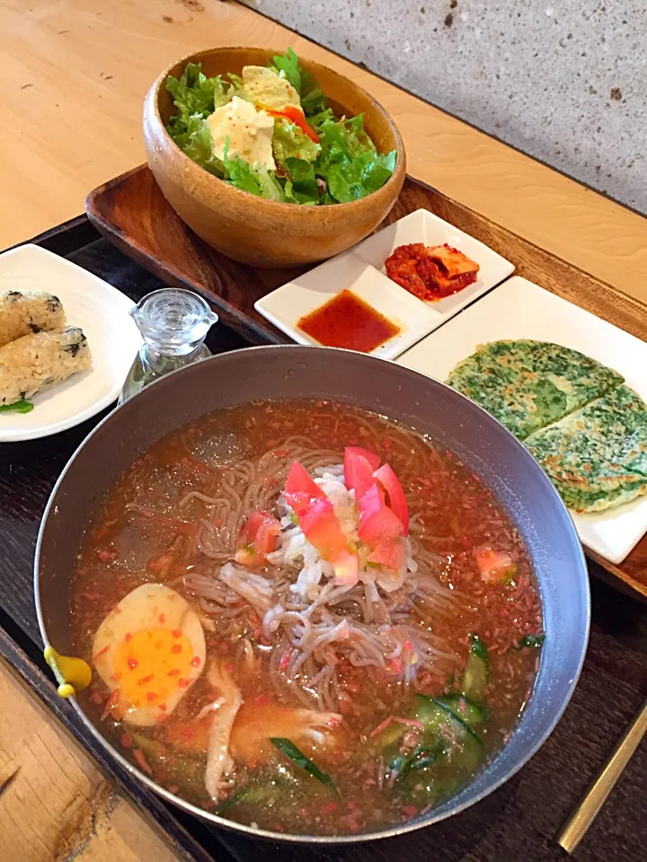 Snapdishの料理写真:コリアンランチ💛トマト冷麺セット🍅|まみりんごさん