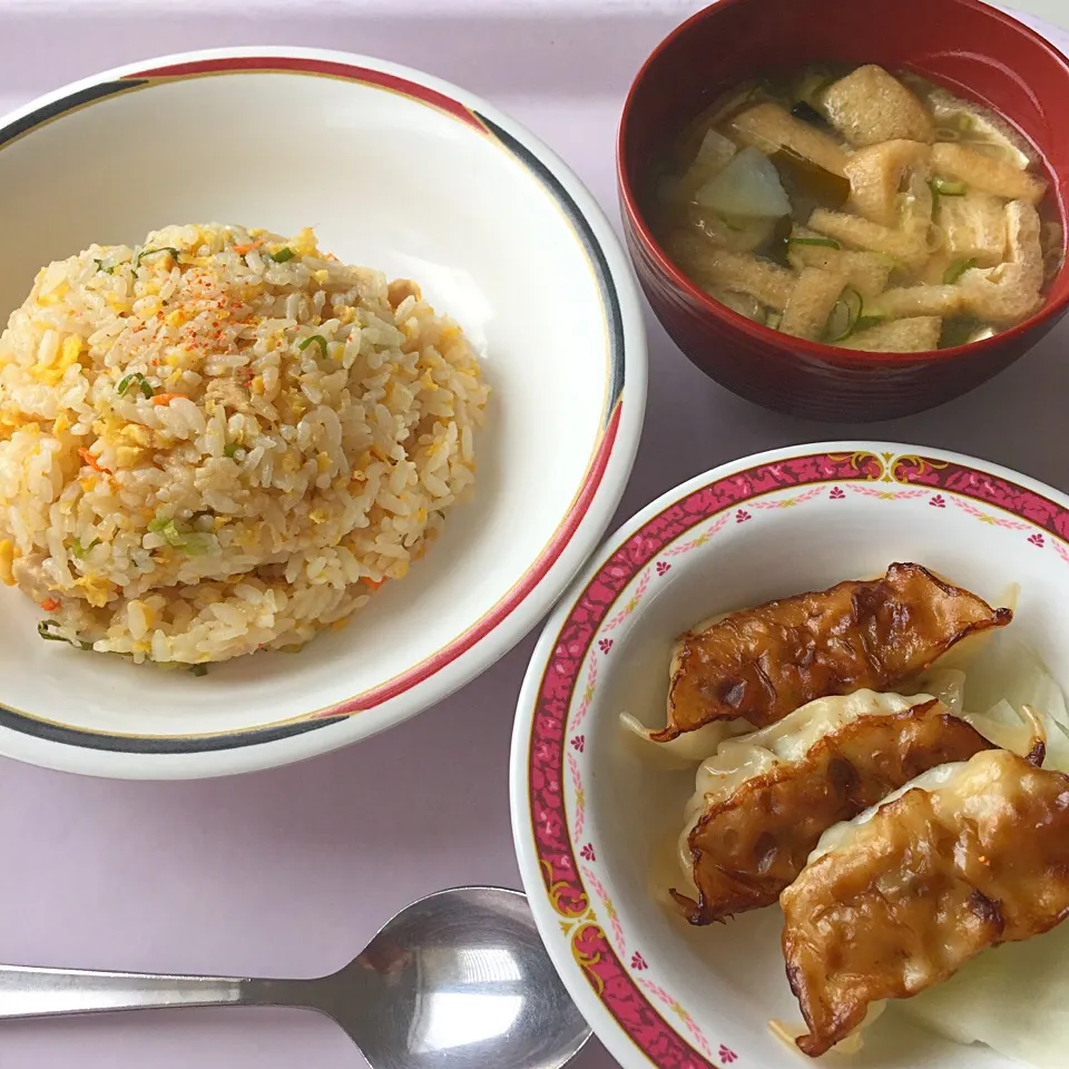 五目炒飯、餃子、味噌汁|maixx ใหม่さん