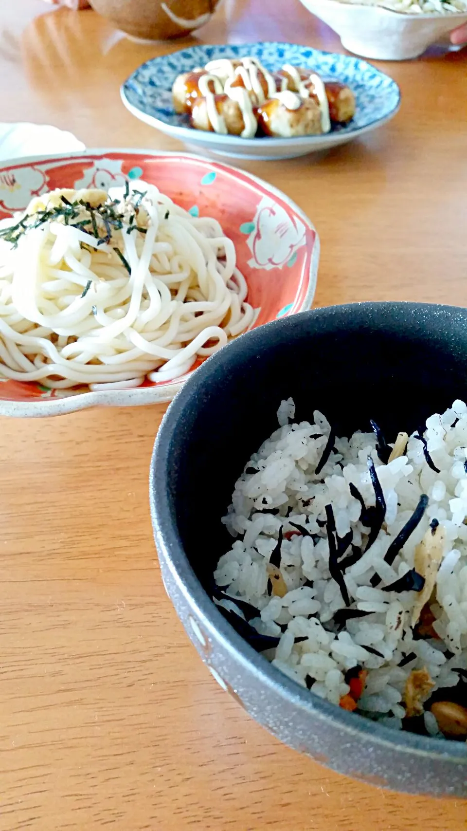 ランチに冷しうどんとひじきごはんに昨日の残りのたこ焼|ゆうちゃんさん