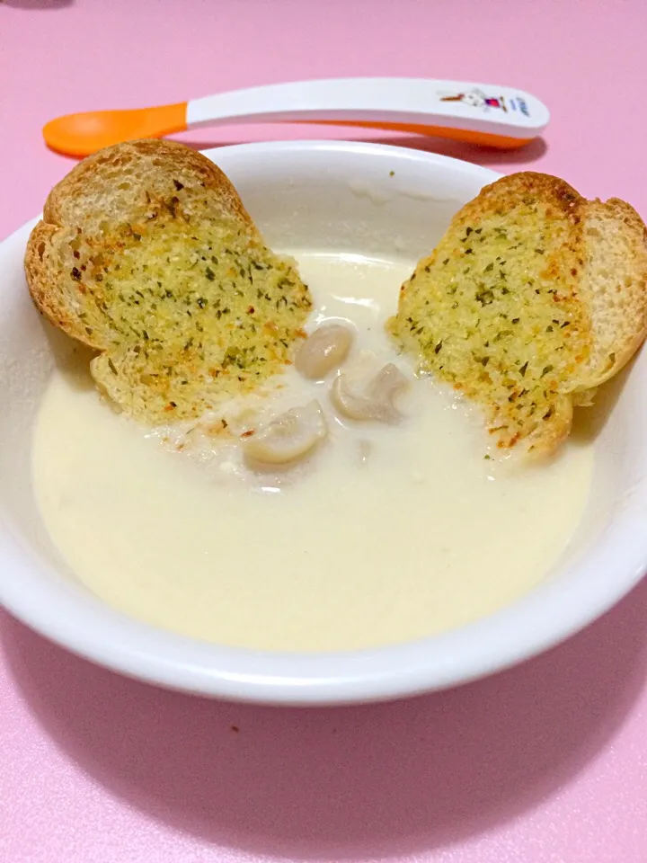 Homemade chicken mushrooms soup with garlic toast for my 1y1m little man ❤️|celine lowさん