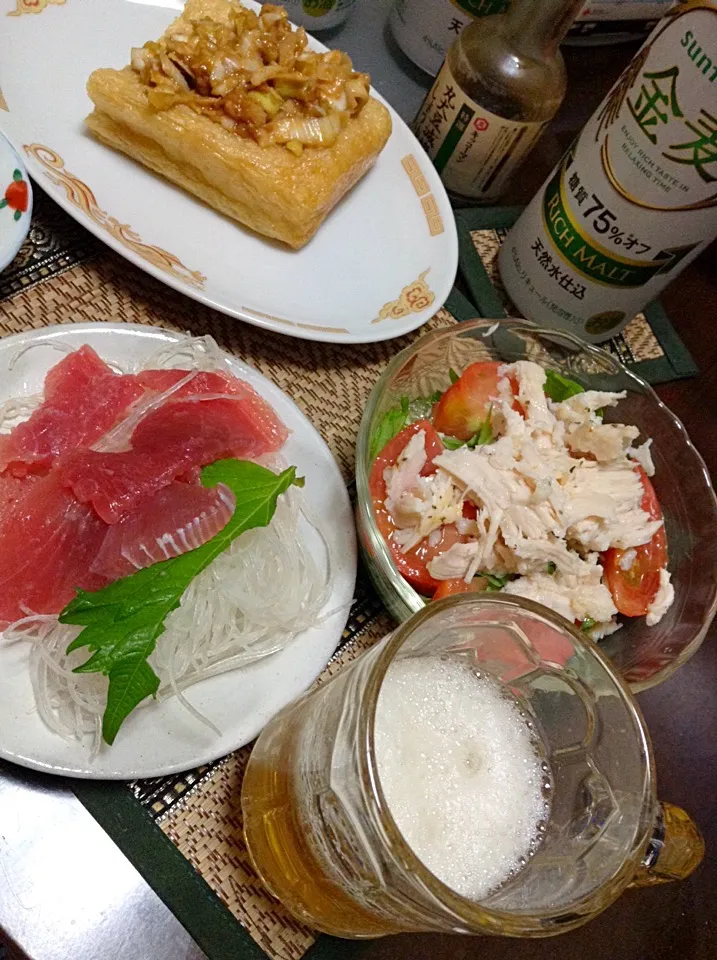 マグロの切り落とし＆栃尾の油揚げ＆トマトとチキンのサラダ|まぐろさん