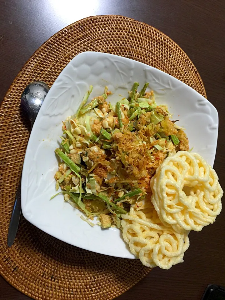 Lotek, fresh vegetables salad with peanuts sauce|yeni kartikasariさん