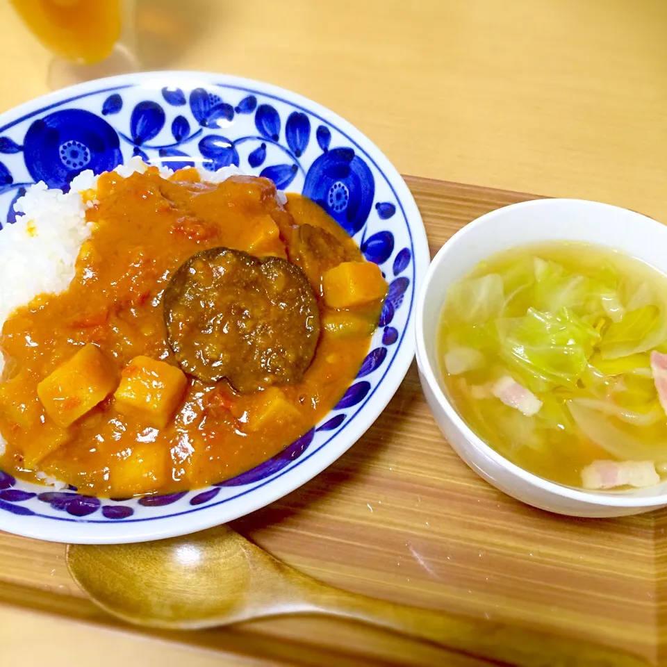 Snapdishの料理写真:夏野菜カレー、キャベツとベーコンのコンソメスープ|sayuさん