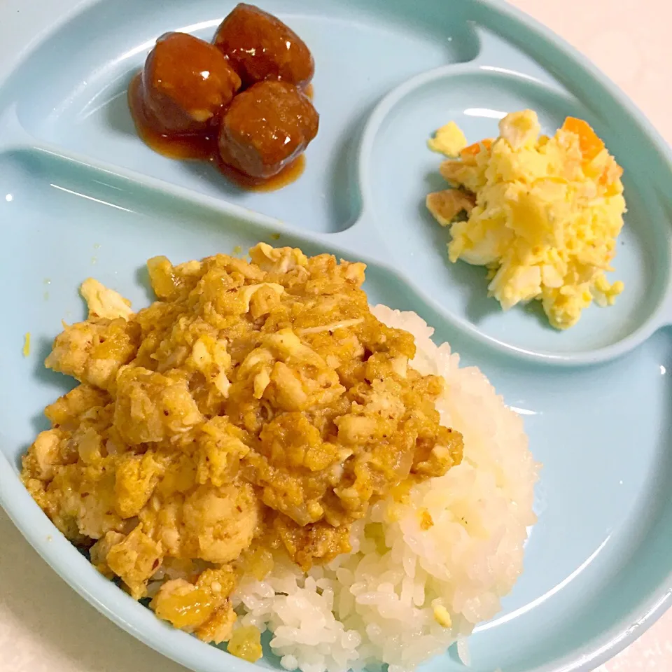 息子ごはん♡最近、よく食べるので増量♡ササミの親子丼♡ポテサラ♡ミートボール♡|湊叶ママさん