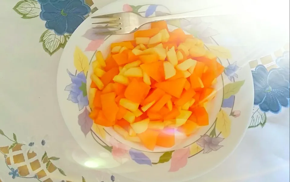 nice juicy fruit salad from apple,  melon and peach and lemon juice
 #Fruits 
 #melon
 #apple
 #peach
 #fruitsalad|Najeskaさん