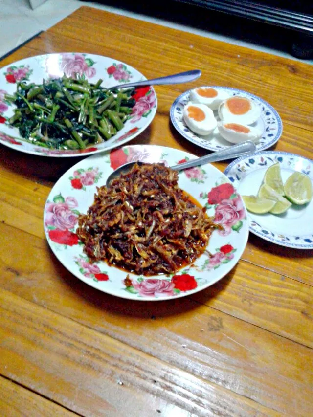 Kangkung Goreng, Telur Masin, Sambal Ikan Bilis
#MalaysianFood|fajirahさん