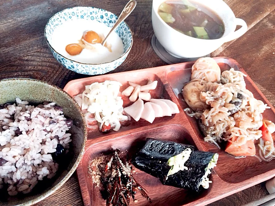 黒豆ご飯とカスピ海ヨーグルトの手作り金環蜂蜜漬けとインゲン豆のベジブロススープとペコロスの自家製ピクルスと谷中生姜と大根の自家製糠漬けと手作り田作りと春菊とえのきだけの海苔巻きと高野豆腐の肉なし肉じゃが|トキロックさん