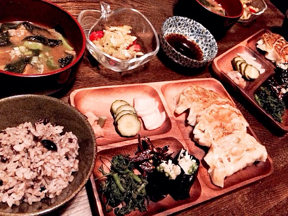 油揚げとネギとお豆腐と若芽のお味噌汁とセロリとミニトマトの塩レモンサラダと谷中生姜と胡瓜と大根の自家製糠漬けと春菊の自家製煉ゴマ和えと手作り田作りと春菊とえのきだけの海苔巻きと餃子と黒豆ご飯|トキロックさん