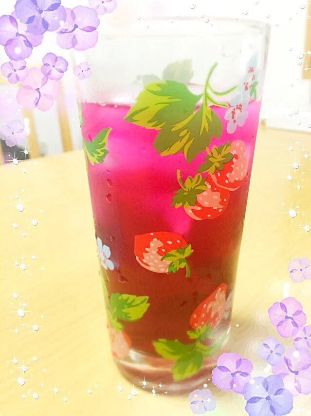 咲きちゃんさんの料理 母のレシピ✨赤紫蘇シロップで赤紫蘇ソーダ🍹炭酸無かったので、とりあえず水割り。|neoccoさん