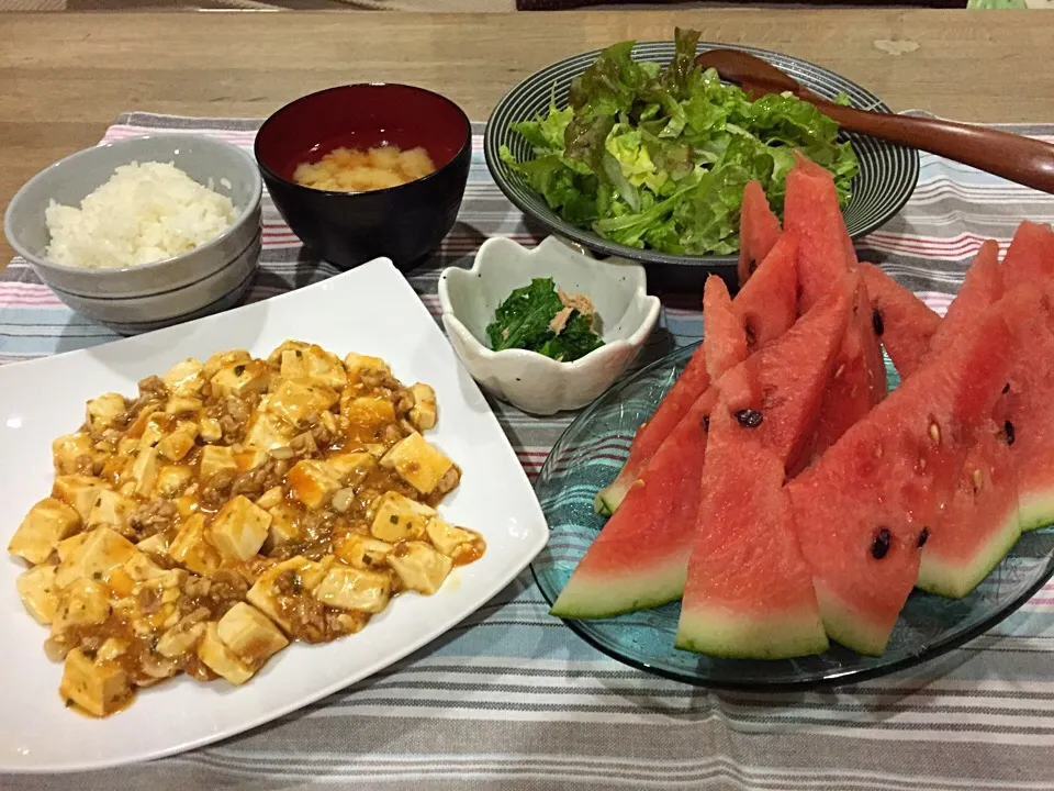 Snapdishの料理写真:麻婆豆腐・からし菜とツナゴマ醤油和え・家庭菜園サニーレタス玉ねぎサラダ・人参とキャベツ味噌汁・スイカ|まーままさん