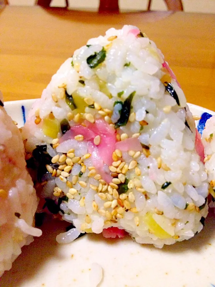 Snapdishの料理写真:カラフル🌈おむすび🍙|まいりさん