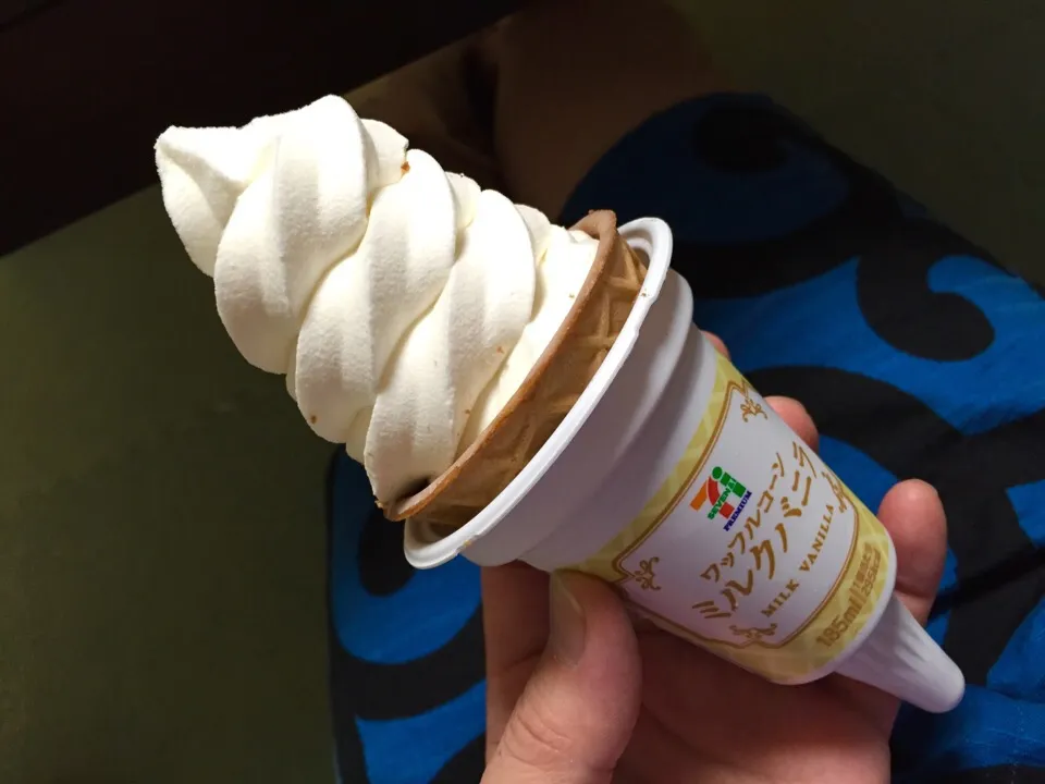 Snapdishの料理写真:ワッフルコーン ミルクバニラ🍦|Kojiさん