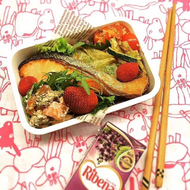 Roasted Salmon and Tenpura Zucchini lunch box.  焼鮭とズッキーニのかき揚げ弁当|Yuka Nakataさん