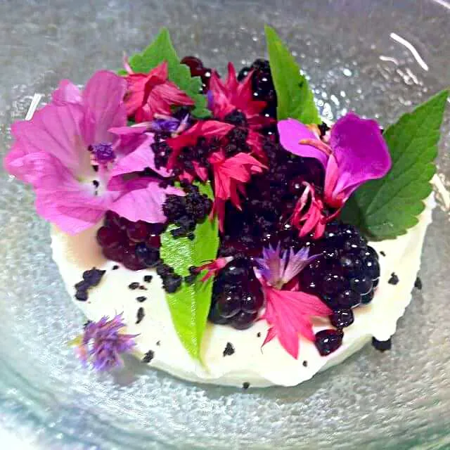 Blackberries, black olive crumble, yoghurt- & white chocolate mousse, strawberry sorbet and wild herbs and flowers!|CHUENCHAIさん