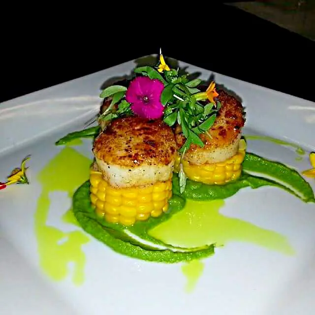 Hokkaido Scallops with fresh sweet corn, Pea puree,Lemon oil, and micro cilantro|CHUENCHAIさん