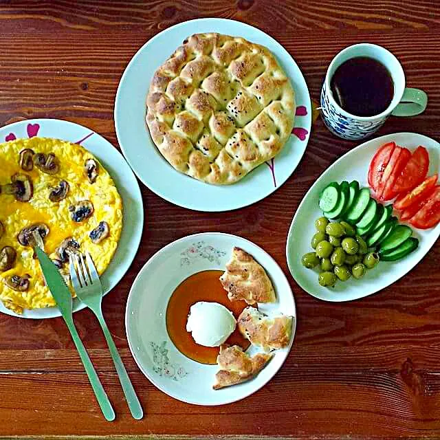 Breakfast today : Turkish bread + mushroom-cheesa Omlet + honey & spread cheese +salad ......mmmm|CHUENCHAIさん