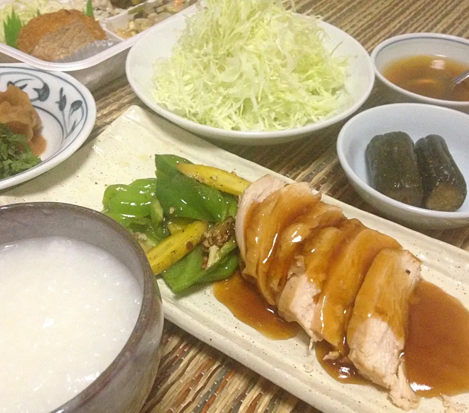 晩ごはん  鶏ロース煮 ピーマンと黄人参のソテー 千切りキャベツ きゅうり辛子漬 生姜甘酢漬 メンチカツなど|ぽんたさん