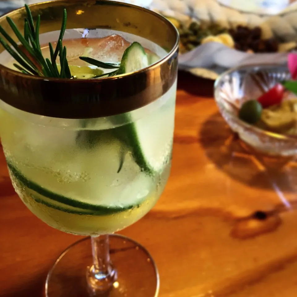 🍹Maribu with fresh Kiwi fruit, Lime and lemon🍋 & Tapas.|tayukoさん