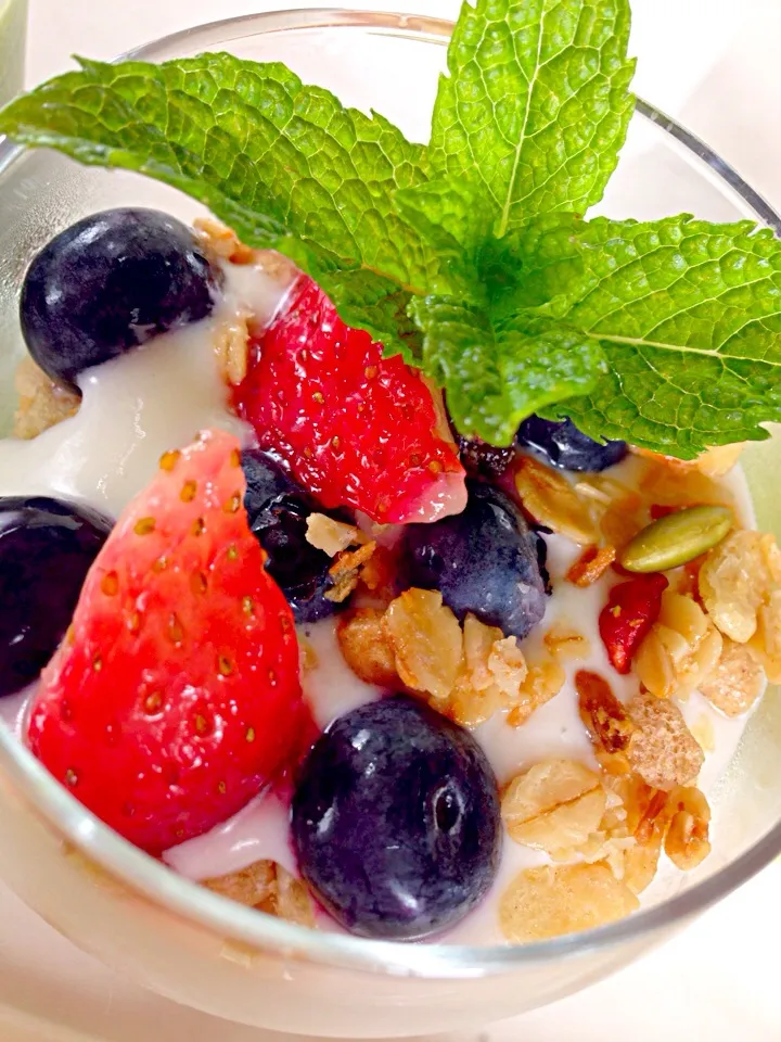 Snapdishの料理写真:Fruits granola yoghurt|viviさん