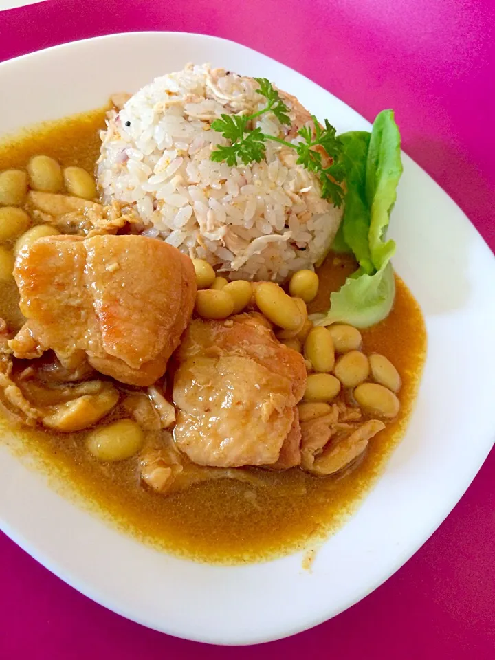 Miki Sano の料理 素材🌟チキンフレークで炊いたごはんにチキンと大豆のカレー😋|佐野未起さん