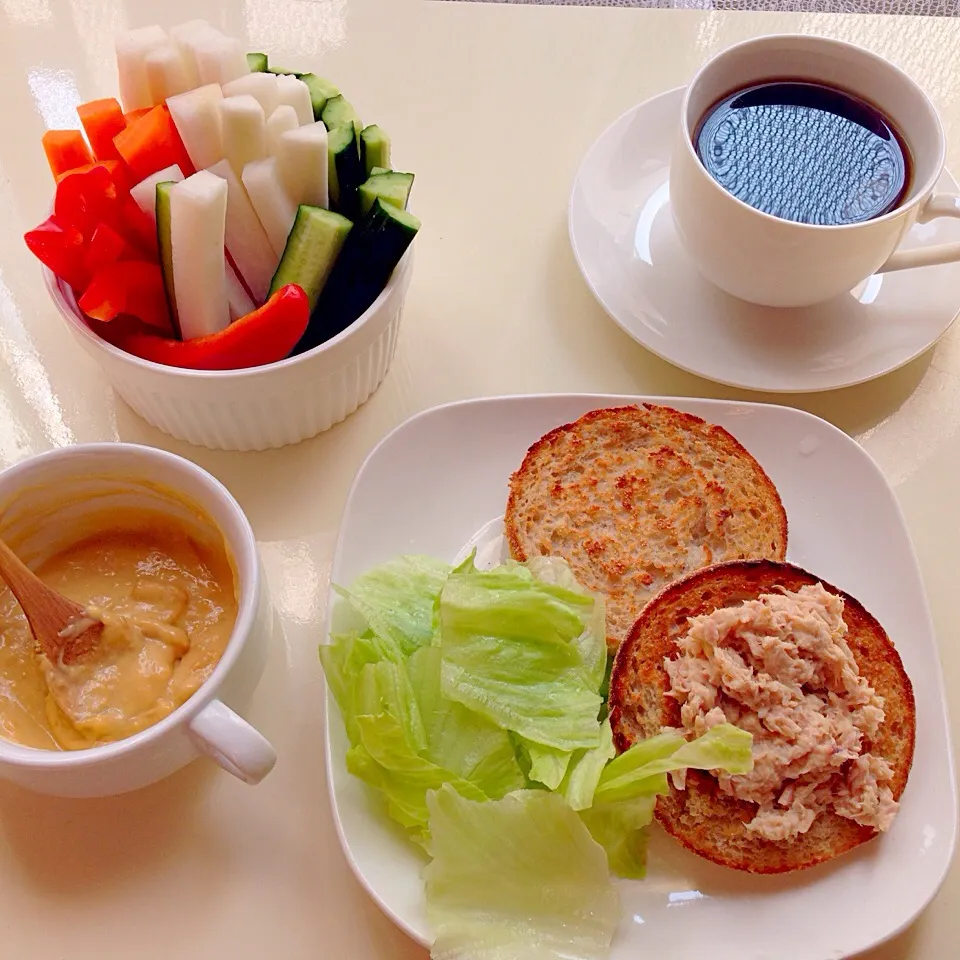 朝ご飯⑅◡̈*マフィンと野菜スティック|micha＊さん