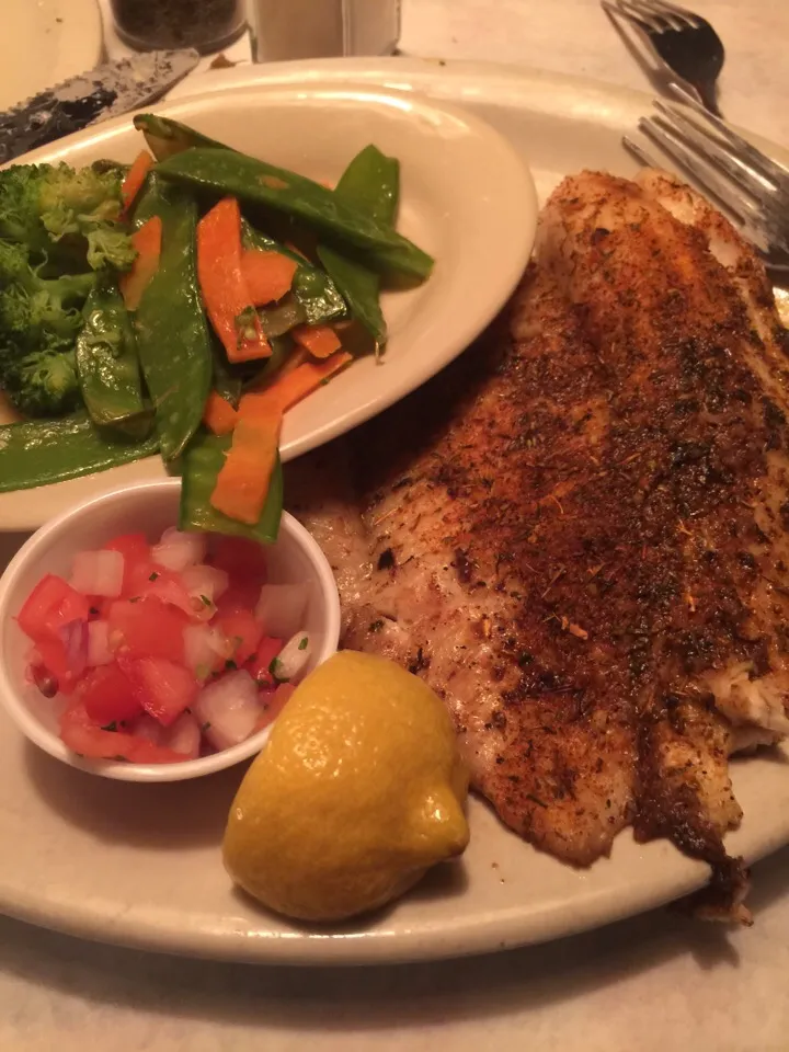 Snapdishの料理写真:Blackened Talapia w/pick de gallo, mixed veggies & a ##salad...  #healthymeal #fitnessjourney #onamission #codysoriginalroadhousegrill|Richard Thompsonさん