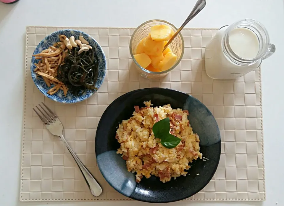 Breakfast: Fried rice with salami and egg, soy milk, peach, tofu and sea weed|Liciaさん