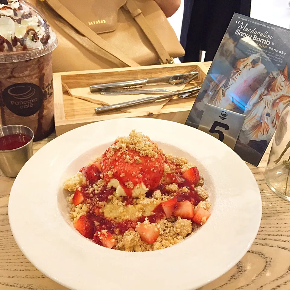 Strawberry crumble pancake|Poon Lan Laさん