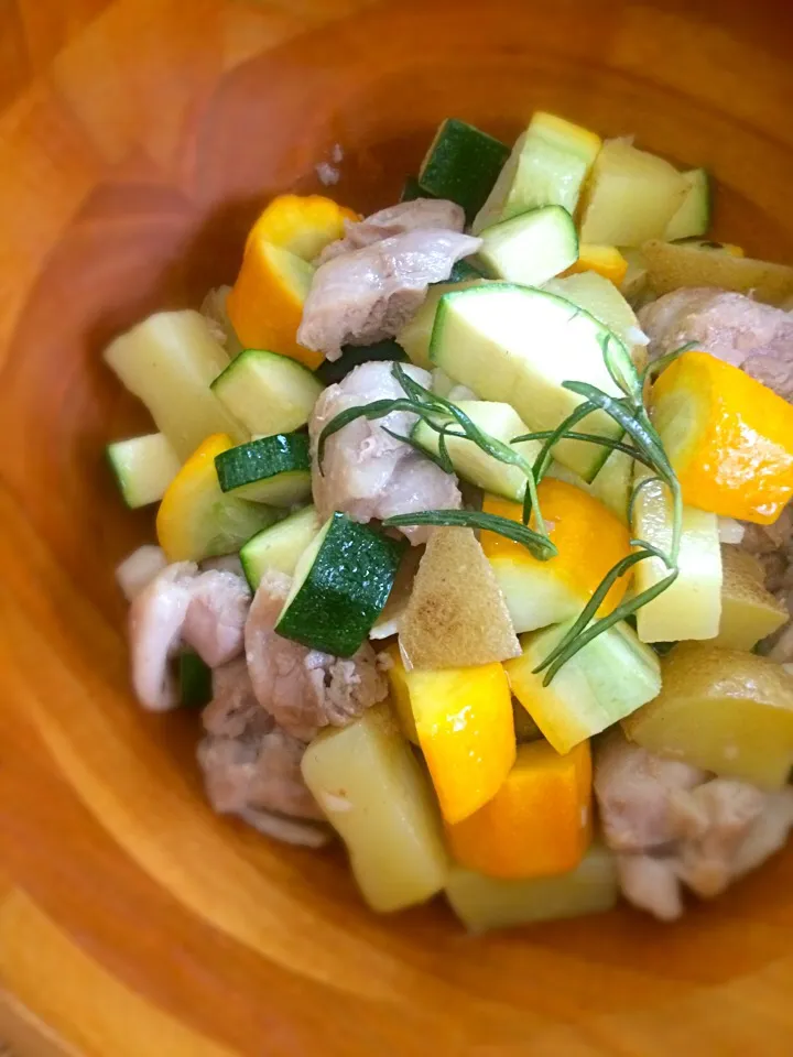 ズッキーニとじゃがいもと鶏肉のソテー🌿ローズマリー風味|acoさん