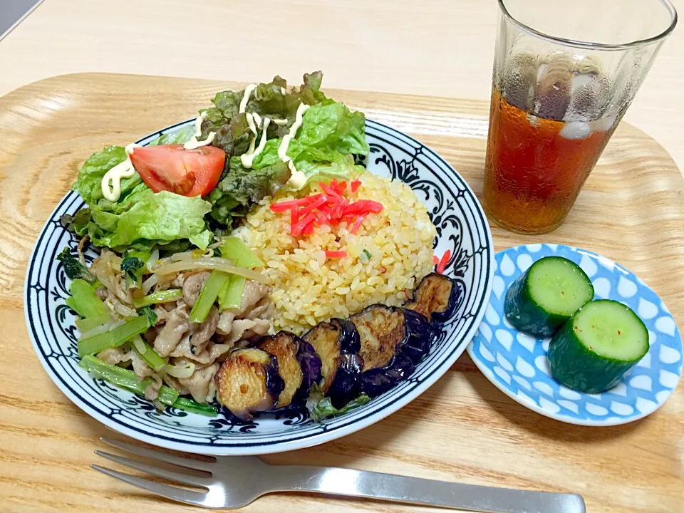 チャーハン、茄子の素揚げ、豚肉炒め、グリーンサラダ✧*|Makiさん