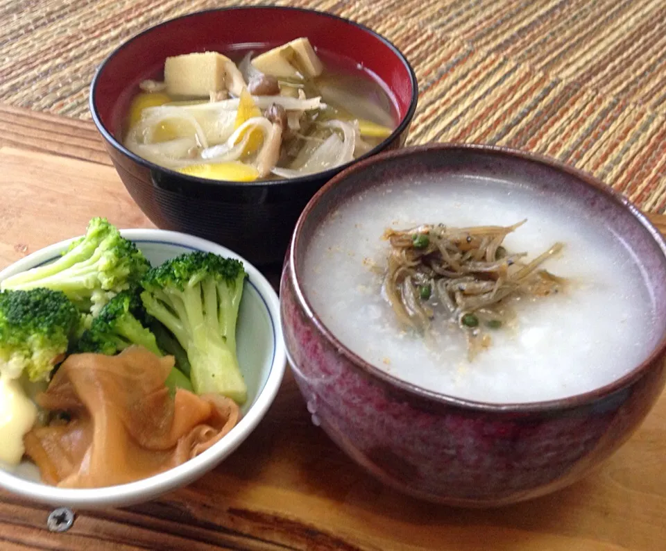 単身赴任の昼ごはん   粥 ちりめん山椒 野菜スープ ブロッコリー 生姜甘酢漬|ぽんたさん