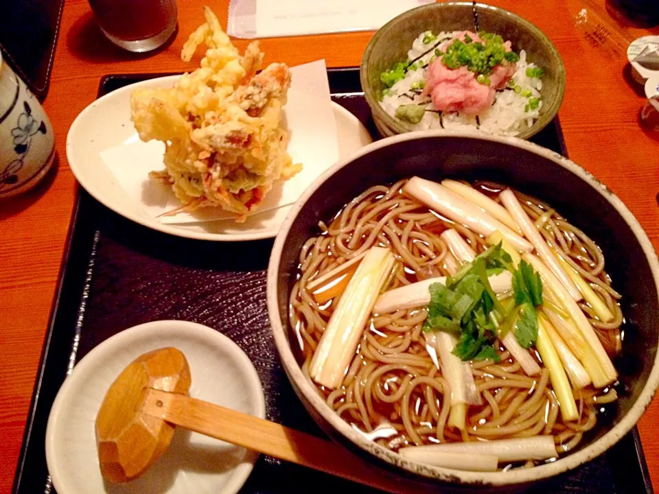 季節のかき揚げ蕎麦900＋ねぎとろ小丼300円也|秋山知隆さん