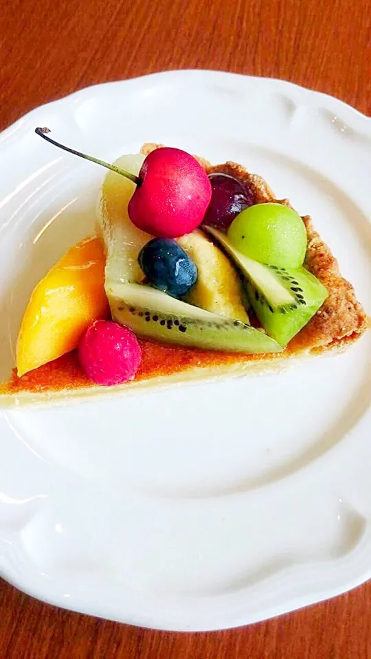 Snapdishの料理写真:Fruits tart by Cafe de Bore☕️ Shinjuku Tokyo 🇯🇵|Doungjai Dearさん