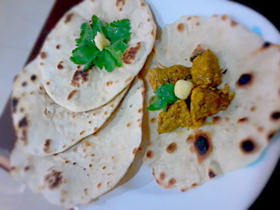 Snapdishの料理写真:Roti n Chicken 😋😋😋|🌼 Pooja's Kitchenette 🌼さん