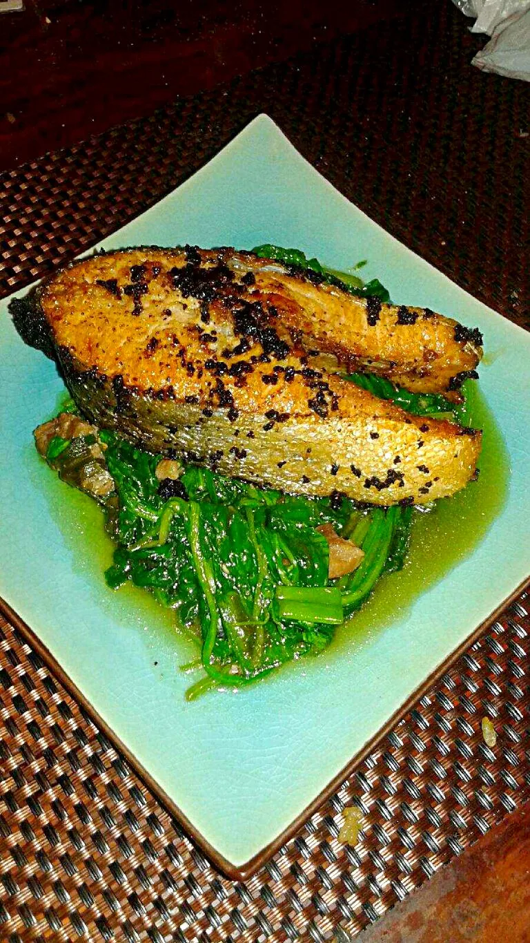 salmon steak on top of spinach|Benjamin Rimorin Jr.さん