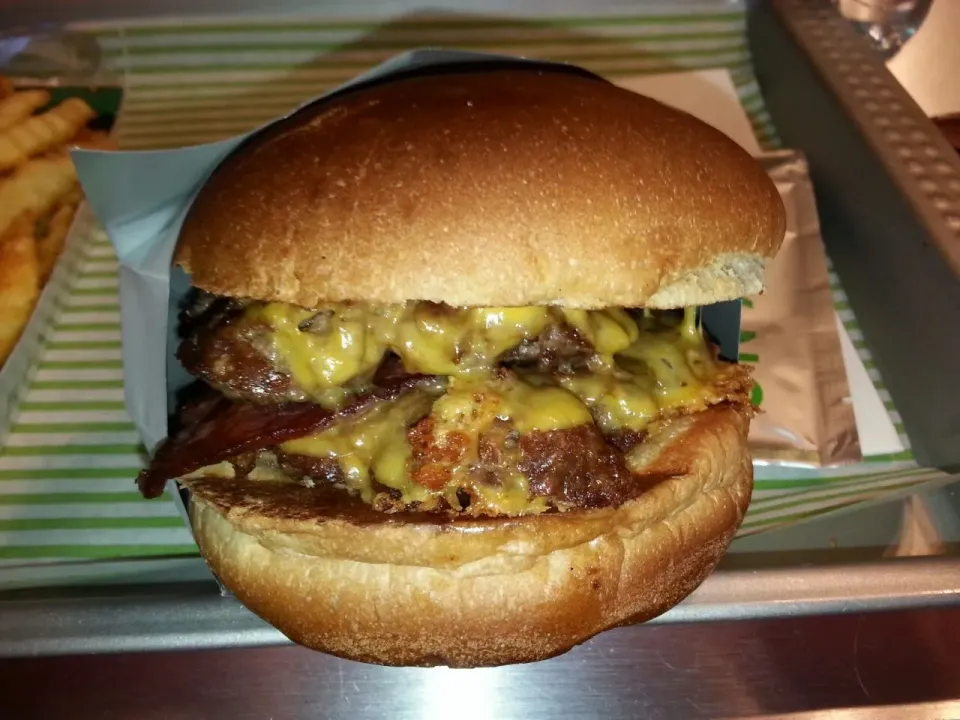 Snapdishの料理写真:#handcraftburger #bigbangburger @bigbangburger|glasscowさん