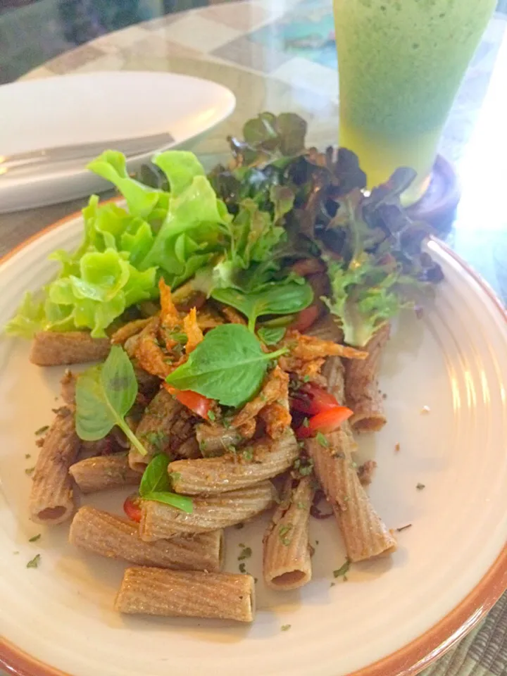 Whole Wheat Rigatoni with Crispy Fish and Thai Herb|SaSaさん