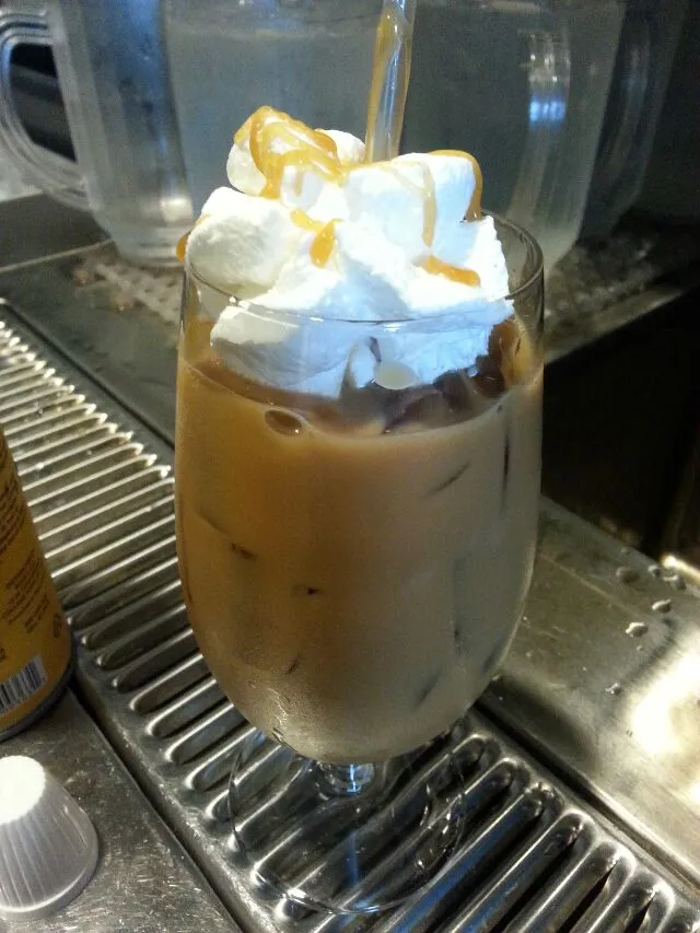 iced coffee with whip and caramel sauce!,☕|Polly Gelfusoさん