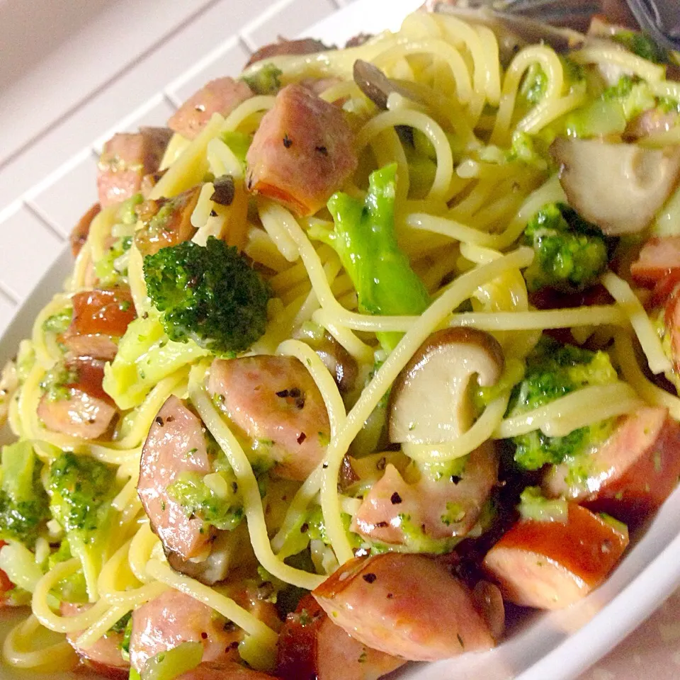 Snapdishの料理写真:Family Pasta day! 😋 Cheesy Sausage, Mushroom & Broccoli Spaghetti|H3L1DAさん